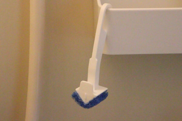 ダイソー 角の極み 3連L字スティック 防カビ剤入り ダイソーの角の極み 3連L字スティックは引っ掛けて保管できるフック付き