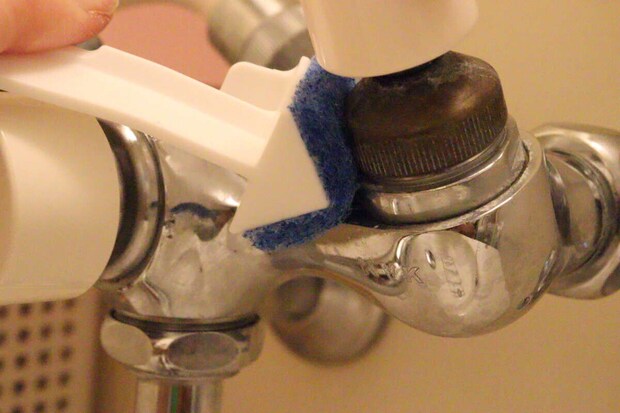 ダイソー 角の極み 3連L字スティック 防カビ剤入り ダイソーの角の極み 3連L字スティックは蛇口まわりを掃除しやすい