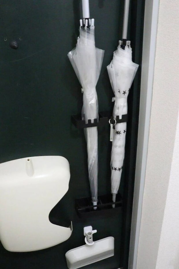 ダイソー 傘立て(4本、マグネットタイプ、黒) 使用例 ダイソー 傘立て(4本、マグネットタイプ、黒) 使用例