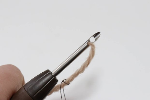 ダイソー パンチニードル(替針3種セット) ダイソーのパンチニードル(替針3種セット)に糸を通す