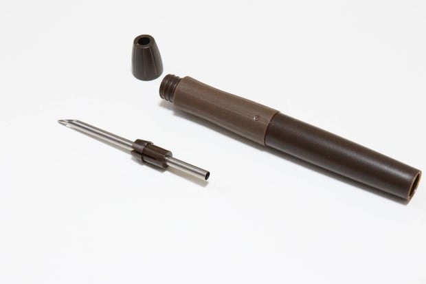 ダイソー パンチニードル(替針3種セット) ダイソーのパンチニードル(替針3種セット)のキャップを外す