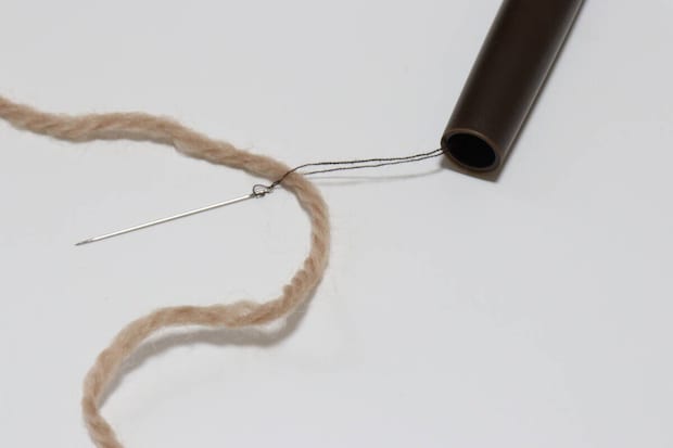 ダイソー パンチニードル(替針3種セット) ダイソーのパンチニードル(替針3種セット)に「糸をセットする