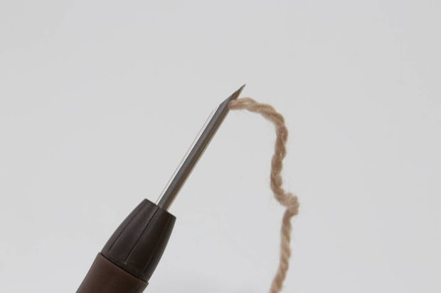 ダイソー パンチニードル(替針3種セット) ダイソーのパンチニードル(替針3種セット)に毛糸を通す