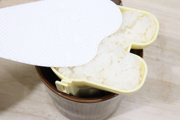 ダイソーのデコかわ　ごはん de おすわり わんにゃんにごはんを詰める