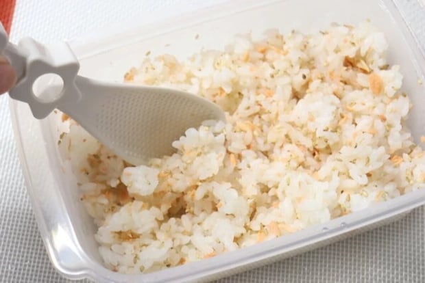 ダイソーのお弁当仕上げスプーンのでごはんをほぐす