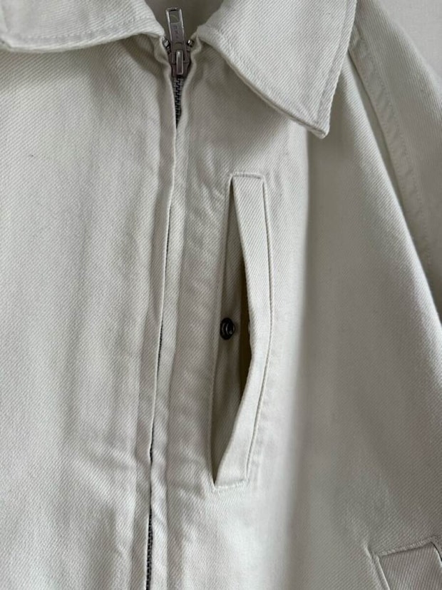 GUコットンジップアップジャケット　胸ポケット部分