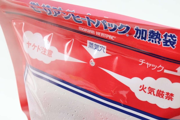 ダイソーのモーリアンヒートパックの蒸気穴から蒸気が出る様子