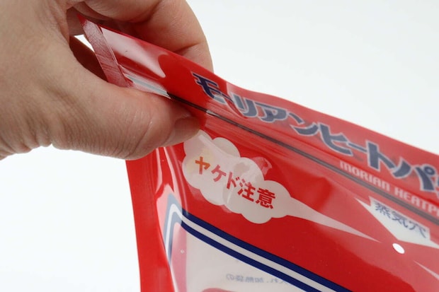 ダイソーのモーリアンヒートパックの加熱袋のチャックを閉じる様子