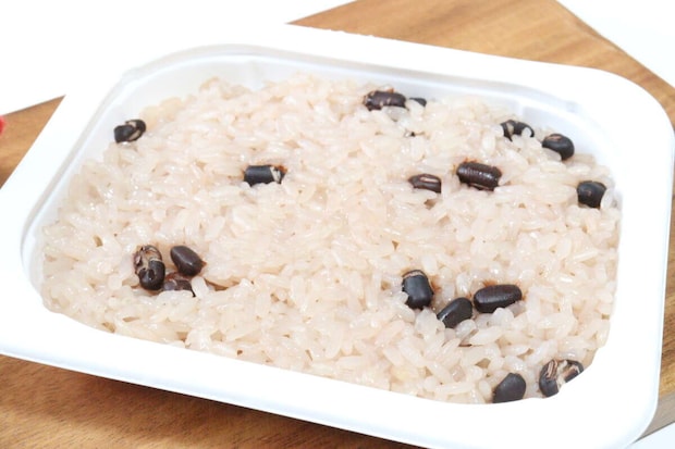 ダイソーのモーリアンヒートパックで温めた赤飯のパックごはん