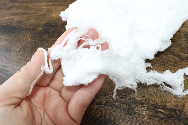 ダイソーの廃油を吸収する白わたをちぎる