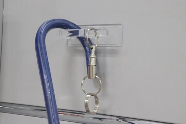 ダイソー　HAGASEL HOOK STRAIGHT クリア粘着テープ　使用例　横向き