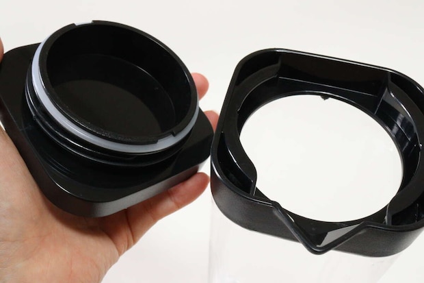 ダイソーの横置きできる冷水筒（取っ手なし、1.6L、ブラック）のパッキン