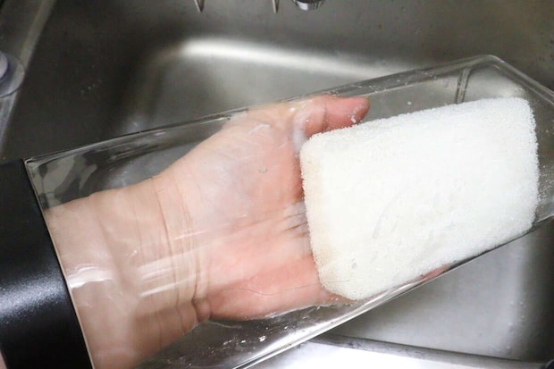 ダイソーの横置きできる冷水筒（取っ手なし、1.6L、ブラック）を洗う