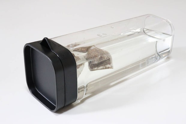 ダイソーの便利な横置きできる冷水筒（取っ手なし、1.6L、ブラック）