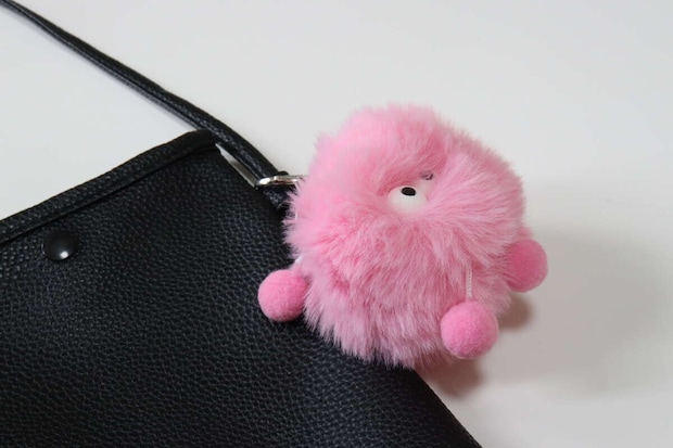 エコファーキーホルダー（ギョロ目モンスター、手足付、青、紫、桃）　使用例