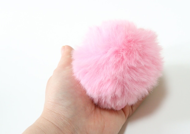 まさか100均にあるなんて！「今話題のもふもふアイテム♡」トレンドど真ん中なキーホルダー