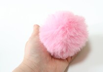 まさか100均にあるなんて！「今話題のもふもふアイテム♡」トレンドど真ん中なキーホルダー