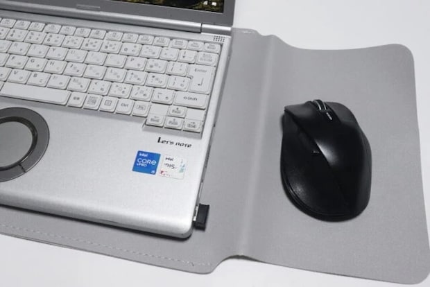 ダイソー　マウスパッドになるノートPCケース　マウスパッド　使用例
