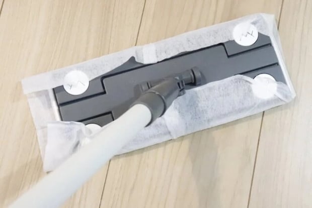ダイソー　クリップ型モップ（マイクロファイバークロス1枚付）　使用例　フローリングシート