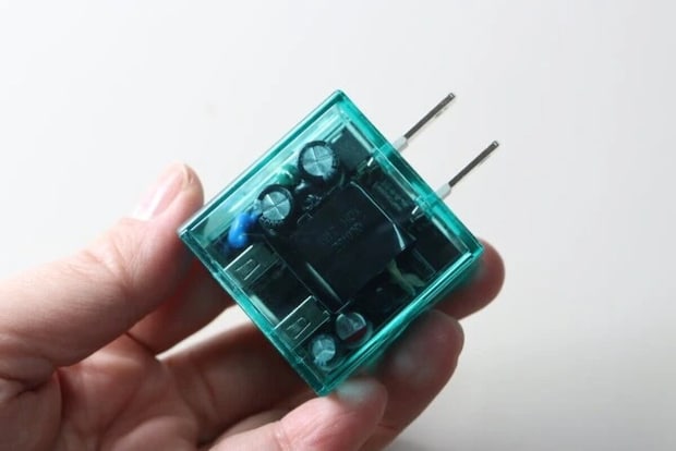 ダイソー　USB ACアダプター（3.4A、2ポート、ミントグリーン）