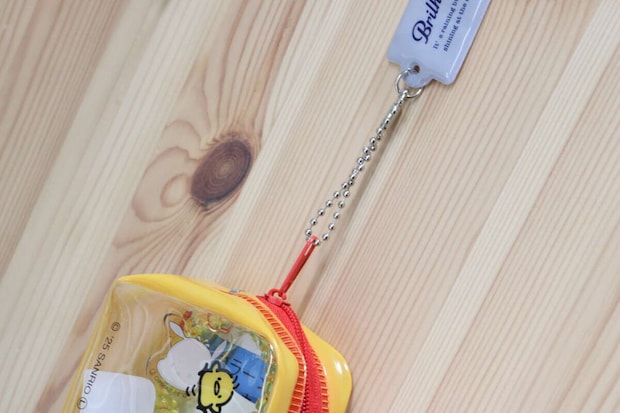 ダイソーのかさ固定マグネット（スクエア型）でポーチを吊るす