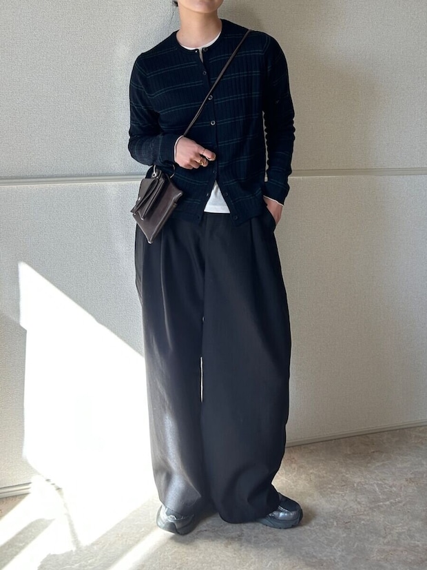 ユニクロ　メリノリブクルーネックショートカーディガン　ワイドパンツNGコーデ