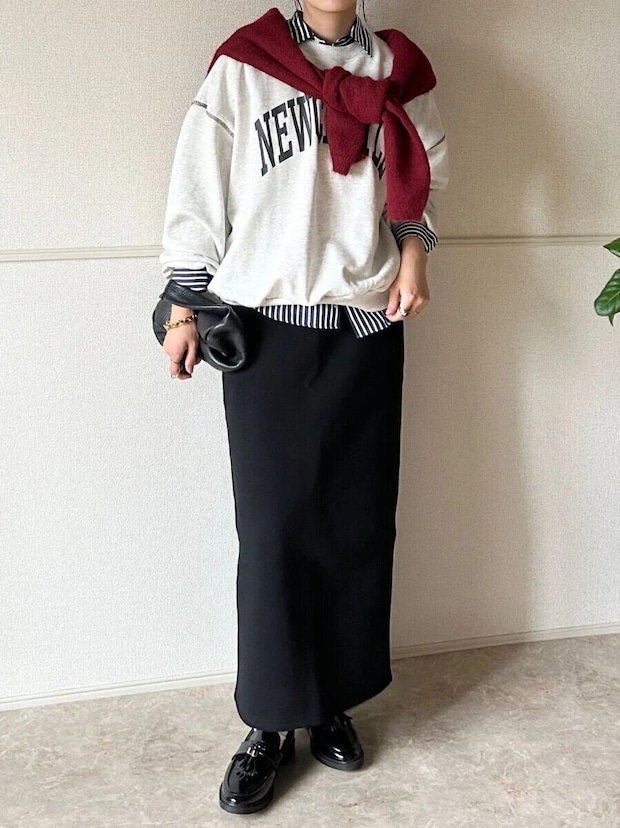 2026ヘビーウェイトスウェットナロースカート黒休日カジュアルコーデ