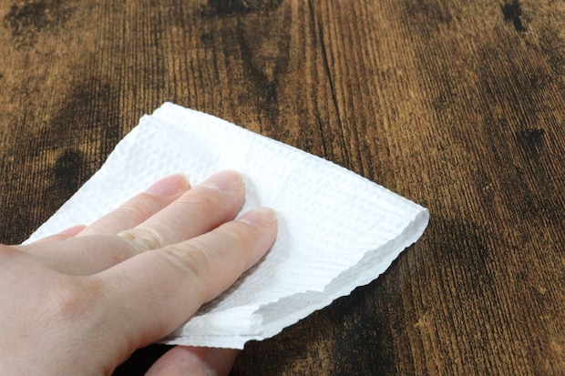 ダイソーのペーパータオル吊り下げタイプ（250枚）で拭く