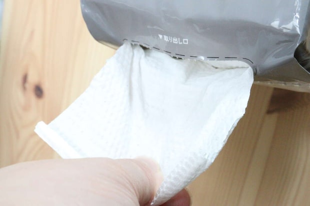 ダイソー ペーパータオル吊り下げタイプ(250枚) ダイソーのペーパータオル吊り下げタイプ(250枚)を取り出す