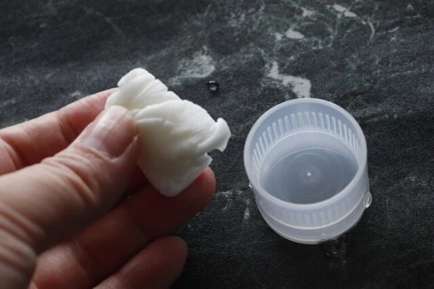 ダイソー 持ち運べる圧縮タオルキャップ(2個) ペットボトル 使用例 ダイソー 持ち運べる圧縮タオルキャップ(2個) ペットボトル 使用例