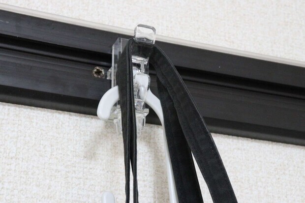 セリアの透明かもいフックミニはアイテムを省スペースで収納できる