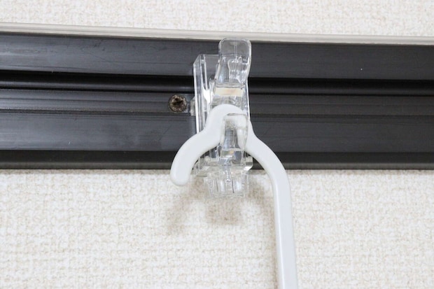 セリアの透明かもいフックミニをレールフックに設置した様子