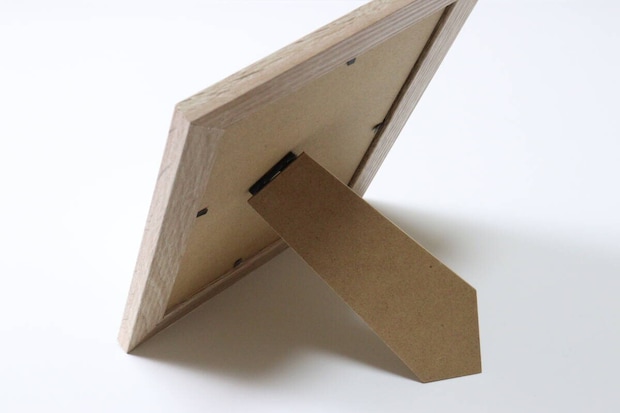 ダイソーのフレームミラー（ダブル枠）を立てかける