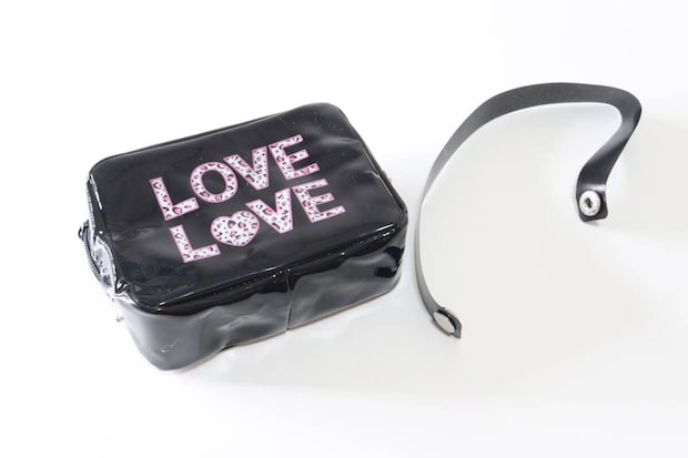 セリアのベルト付きエナメルバッグ風ミニポーチ