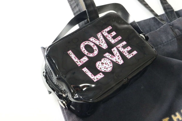 セリア エナメルバッグ風ミニポーチ セリアのエナメルバッグ風ミニポーチをカバンに付ける