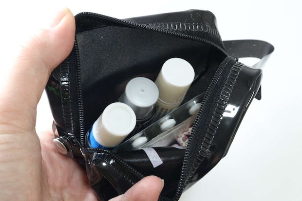 セリア エナメルバッグ風ミニポーチ セリアのエナメルバッグ風ミニポーチにコスメを収納する