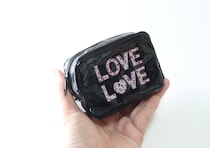 セリアが大人を狙い撃ちにしてる…！平成世代ならピンとくる！懐かしのブランド風ポーチ