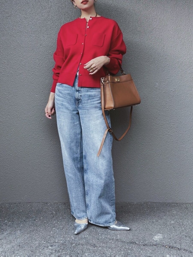2026春大人女性おすすめワイドデニム赤カーディガンコーデ