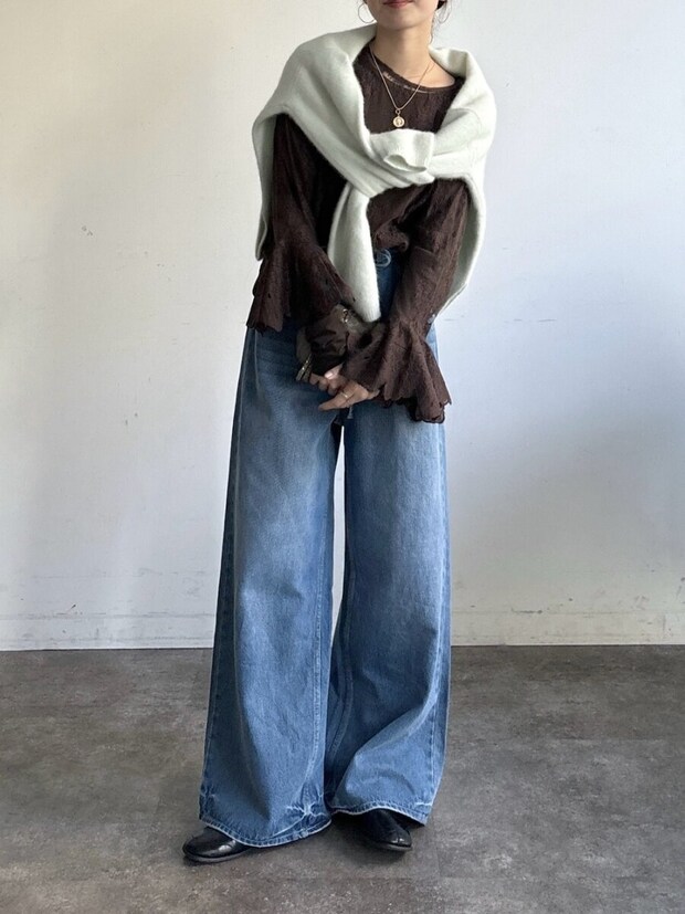 2026春大人女性おすすめワイドデニムニット肩掛けコーデ