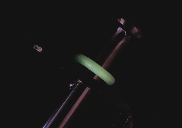 ダイソー　鉄製ペグ（20cm、ペグマーカー付）　蓄光