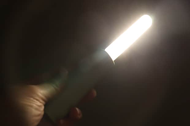 セリア USBライト セリアのUSBライトをモバイルバッテリーに挿す