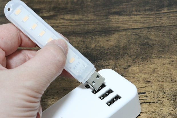 セリア USBライト セリアのUSBライトを挿す