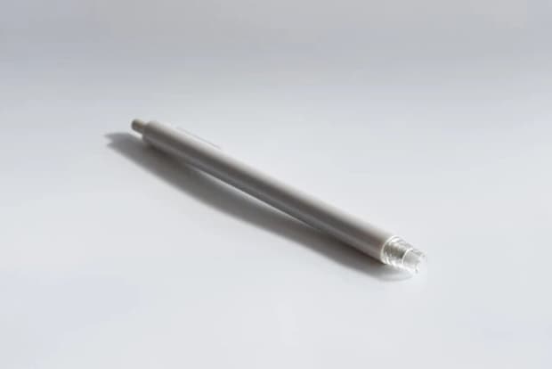 ダイソー　セーフティカッター（ホワイト、グレー、セラミック、ノック式）