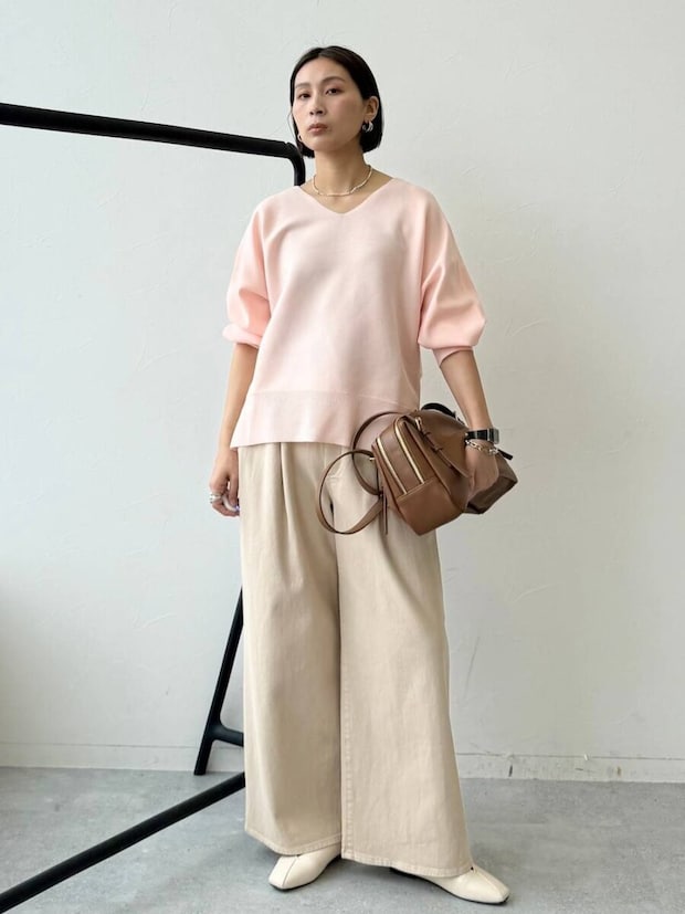 2026春大人女性おすすめピンクニット淡色ワイドパンツコーデ