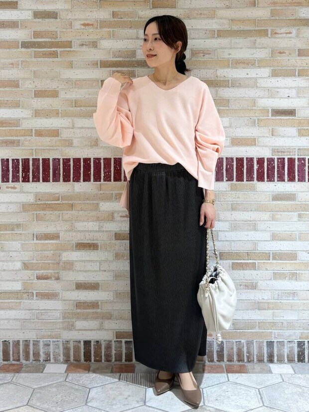 ナロースカートコーデ 2026春大人女性おすすめピンクニットナロースカートコーデ