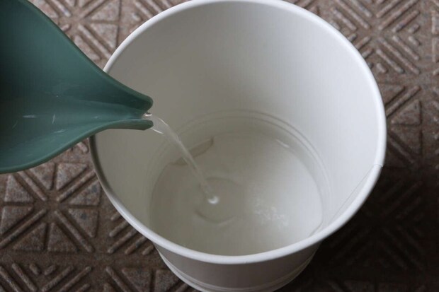 ダイソー 底面給水ポット(ベーシック) ダイソーの底面給水ポット(ベーシック)に水をい入れる