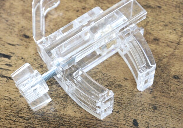 セリアがついにやってくれた～！「丸みのある部分に使いやすい」ありそうでなかった挟めるフック