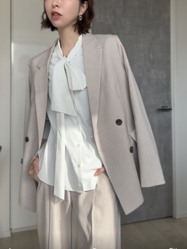 GUダブルブレストジャケットセットアップとボウタイブラウスコーデ