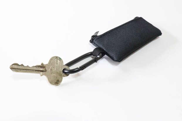 スリムコインケース オーバルカラビナ付き　カラビナ使用例