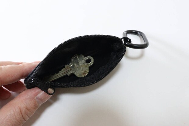 スリムコインケース オーバルカラビナ付き　使用例